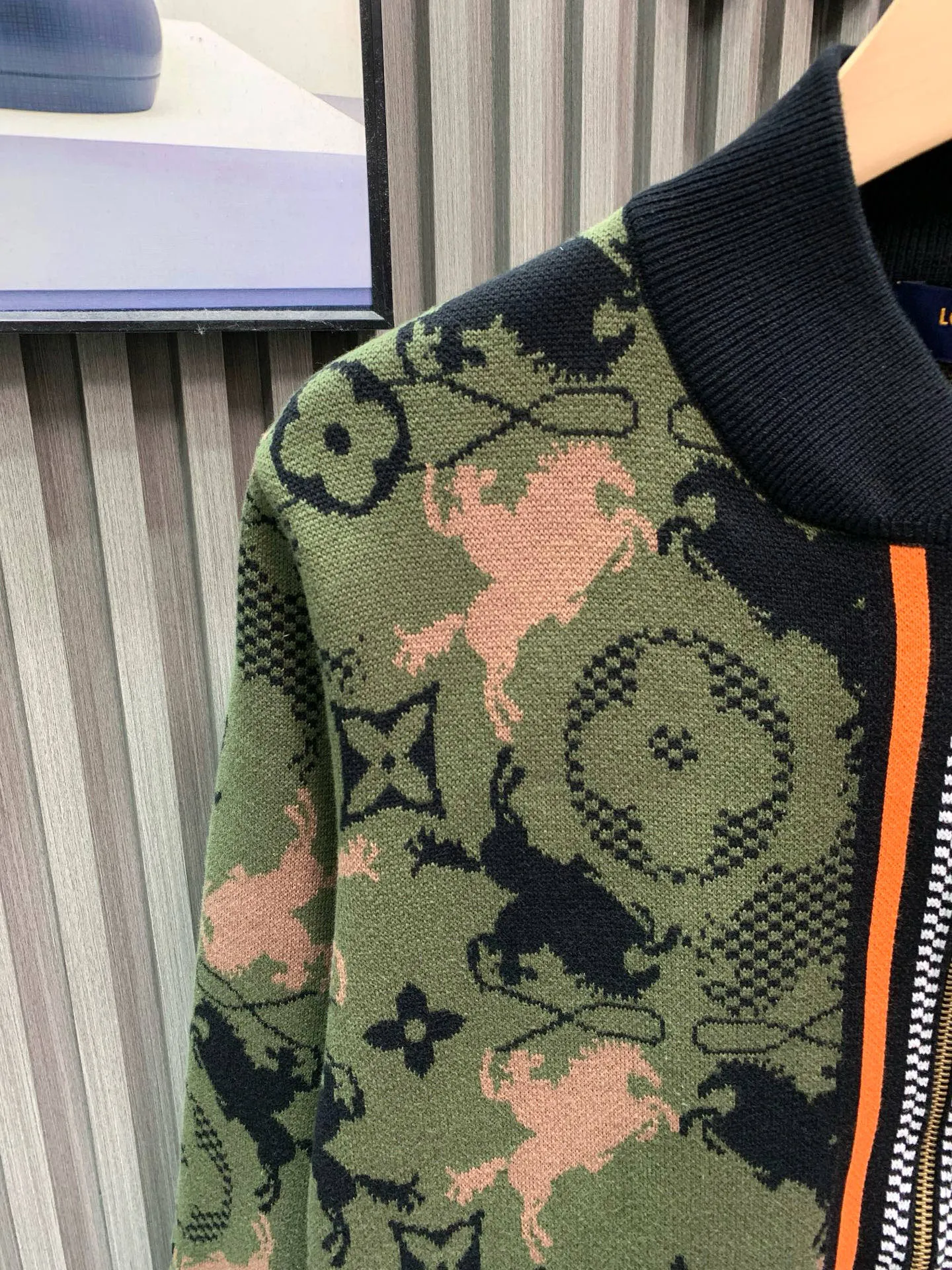 🅿️560 🀄️ Louis Vuitton Louis Vuitton 1*v camouflage woolen jacket knitted jacket YB purchased and printed. Made of custom sheep wool fabric. This sheep wool tunic jacket uses warm tones to depict the Geo Rodeo pattern of the 2025 autumn and winter show. It uses a complex jacquard texture to present the silhouette of a galloping horse and Monogram elements. Micro Damier ribbon embellished zipper front, hem and cuffs. Full-width Geo Rodeo Jacquard, zipper, hem and cuffs are Micro Damie ribbon yarn custom-woven and dyed. Full knitted jacquard design. Zip fly on the chest. Can be matched with bottoms of the same season to create a fashionable look. Suitable for various occasions. Customized accessories. Complete three standards. Same style for men and women.